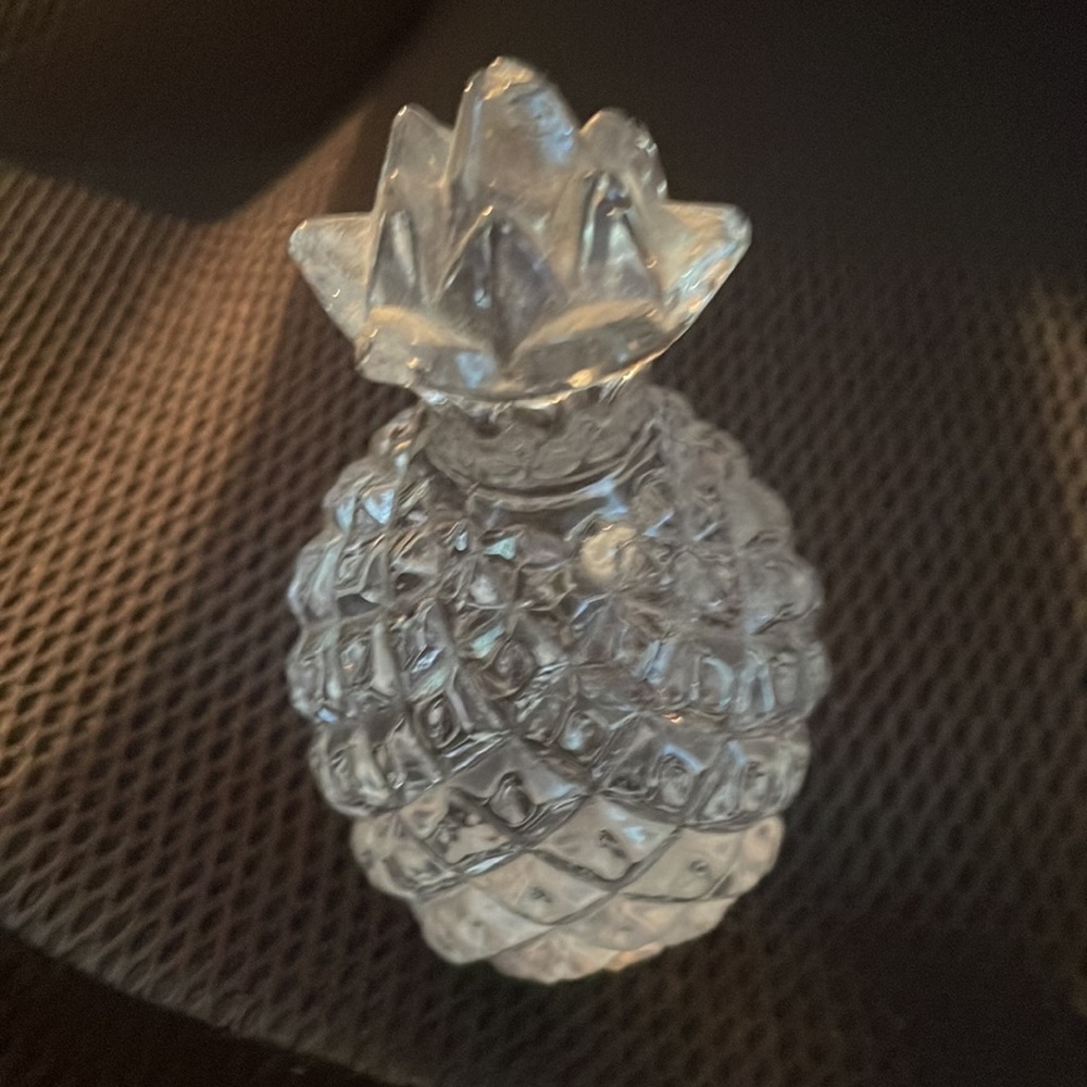 Crystal faucets pineapple paperweight. No box, No maker.. 4.5” more than 1 ounce